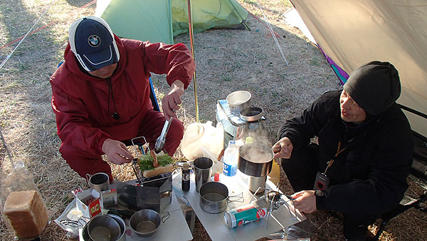 キャンプ場で朝食